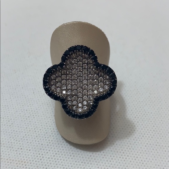 Clover Ring - Picture 1 of 8